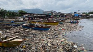Sampah di Pantai Sukaraja Bandar Lampung