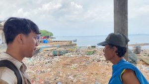 Sampah di Pantai Sukaraja Bandar Lampung