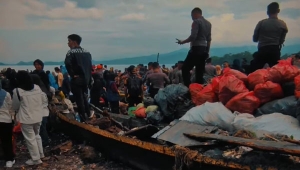 Ribuan orang ikut serta membersihkan sampah di Pantai Sukaraja Bandar Lampung, Senin (10/7/2023). (Foto: Istimewa)