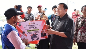 Ketua Komisi IV DPR RI Sudin serahkan bantuan alsintan kepada petani saat kunjungan di Palas, Lampung Selatan, Jumat (25/7/2023). (Foto: Istimewa) 