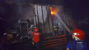 Tronton muatan paket terbakar di Lampung Selatan