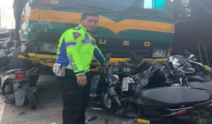 Truk tronton rem blong di Bakauheni, Lampung Selatan