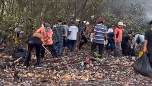 Warga bersihkan sampah di Pulau Pasaran Bandar Lampung