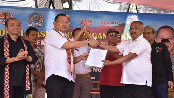 Ketua Komisi IV DPR Sudin menyerahkan SK Pelepasan Kawasan Hutan Resgiter 45 di Sukapura, Lampung Barat