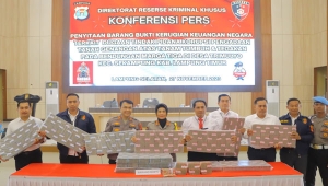 Barang Bukti Uang Rp 9,3 Miliar Korupsi Bendungan Marga Tiga Lampung Timur