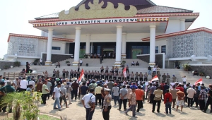 Petani unjuk rasa di DPRD Pringsewu