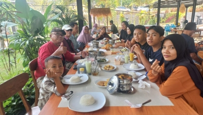 Garden Resto Lembah Hijau. Tempat makan nyaman yang menyediakan beragam menu yang yummy.