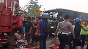 Bus Brimob dan Truk LPG tabrakan di Lampung Timur