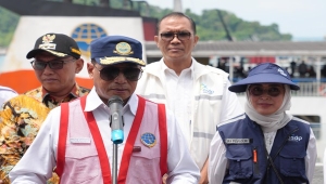 Dua menteri tinjau arus libur Nataru di Pelabuhan Merak