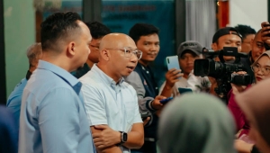 Ketua DPD Gerindra Lampung Rahmat Mirzani Djausal saat diwawancarai wartawan di sela-sela nobar debat capres. Menurutnya, dalam debat tersebut, jawaban prabowo tegas dan lugas. Ia pun optimistis Prabowo-Gibran menang di Pilpres 2024