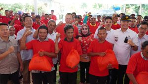 Ketua Komisi IV DPR Sudin berfoto bersama warga di Kecamatan Jatiagung, Lampung Selatan, Kamis (14/12/2023),.