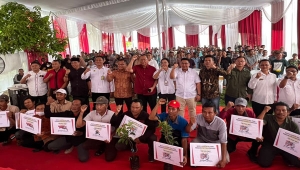 Ketua Komisi IV DPR Sudin berfoto bersama saat menghadiri bimtek sekaligus penyerahan alat mesin pertanian di Pringsewu, Lampung, Kamis (7/12/2023).