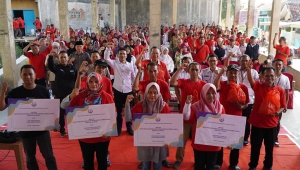 Ketua Komisi IV DPR Sudin berfoto bersama warga di Kecamatan Katibung, Lampung Selatan, Kamis (14/12/2023)