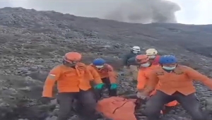 Evakuasi korban erupsi Gunung Marapi