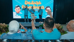 Pendukung Prabowo-Gibran menggelar nobar debat perdana Pilpres 2024 di Sekretariat TKD Jalan Gatot Subroto, Pahoman, Bandar Lampung, Selasa (12/12/2023) malam
