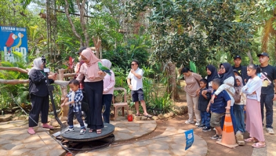 Pengunjung berfoto bersama burung di "Photo Booth" 360 Derajat yang berada di Bird Park Taman Wisata dan Taman Satwa Lembah Hijau Lampung
