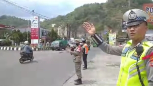 Polisi berlakukan skema one way pada jalur menuju lokasi wisata Pesawaran