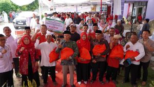 Ketua Komisi IV DPR berssama warga di Kecamatan Tanjung Bintang, Lampung Selatan, Kamis (14/12/2023).