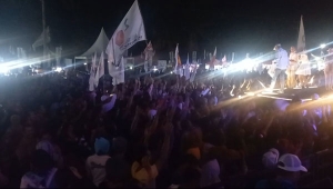 Suasana konser Gebyar Indonesia Maju Prabowo-Gibran di Lapangan Adipuro, Trimurjo, Lampung Tengah, Sabtu (27/1/2024). (Foto: Lampung77.com)