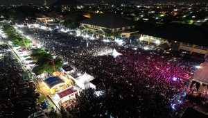 Puluhan ribu orang memadati Konser Koplo Gemoy bertajuk Gebyar Indonesia Maju Prabowo-Gibran di PKOR Way Halim, Bandar Lampung, Provinsi Lampung, Senin (15/1/2024) malam. (Foto: Istimewa)