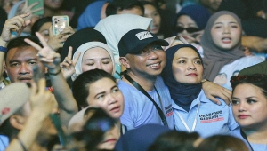Momen Romantis Mirza dan Wulan di tengah riuhnya konser koplo Prabowo-Gibran di Lampung