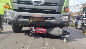 Pengendara motor masuk kolong truk di Lampung Timur