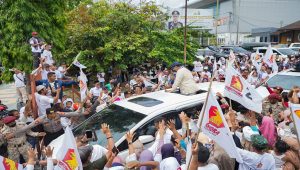 Prabowo Subianto disambut para pendukung saat tiba di Lampung