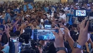 Para pendukung menyambut antusias kedatangan Prabowo Subianto di gedung Graha Wangsa Bandar Lampung