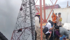Wanita Panjat Tower BTS di Pesawaran Lampung