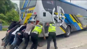 Bus mogok di Tol Lampung