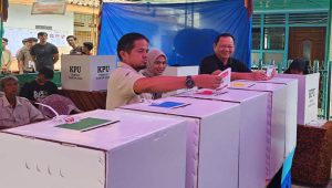 Ketua PDIP Lampung Sudin menggunakan hak pilih pada Pemilu 2024 di TPS 23 Panjang Utara Bandar Lampung