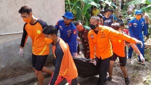 Tim SAR evakuasi mayat tanpa identitas usai banjir di Bandar Lampung