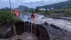 Penampakan jalan di Kemiling, Bandar Lampung, usai diterjang banjir