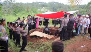 Prosesi Pemakaman Anggota Polisi di Pringsewu yang Meninggal Dunia Akibat Kecelakaan Usai Pengamanan Pemilu 2024
