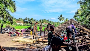 Puting beliung landa Jabung Lampung Timur
