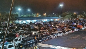Kendaraan pemudik saat hendak menyeberang di Pelabuhan Bakauheni menuju Merak saat puncak arus balik lebaran, Sabtu (13/4/2024). (Foto: Andono/Lampung77com)