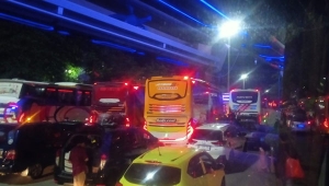Pelabuhan Merak dipadati kendaraan pemudik