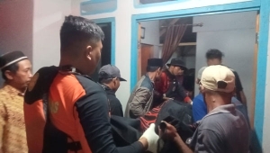 Pria hilang terseret arus di Merak Belantung