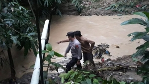 Wanita terseret arus sungai di Tanggamus