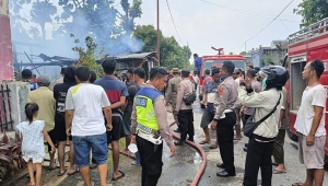 Rumah Ketua RT di Pringsewu terbakar