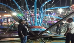 Wahana ayunan putar di Pasar Malam Way Kanan Lampung ambruk