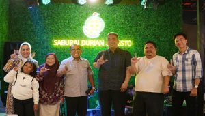 Pj Gubernur Lampung Samsudin dan istrinya Maidawati berfoto bersama owner serta jajaran Saburai Durian Resto