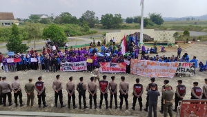 Ratusan mahasiswa demo di kantor Bupati Pringsewu