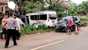Tabrakan Mobil Travel vs Xenia di Lampung Timur