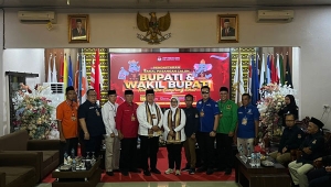 Ela Siti Nuryamah-Azwar Hadi daftar ke KPU Lampung Timur