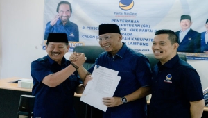 Ketua Nasdem Lampung Herman HN serahkan dokumen B.1-KWK kepada Rahmat Mirzani Djausal
