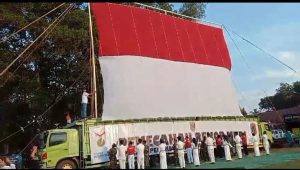 Lampung Timur Pecahkan Rekor MURI Penurunan Bendera Terbesar di Atas Truk