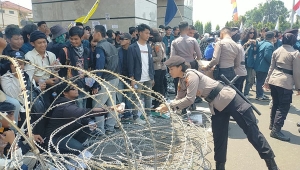 Polwan bagikan minum ke mahaswa saat demo di gedung DPRD Lampung