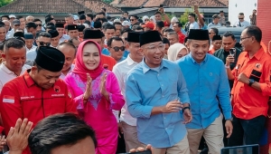 Rahmat Mirzani Djausal (Mirza) mengantarkan Winarti-Reynata daftar ke KPU Tulang Bawang