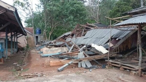 Angin Puting Beliung Porak-Porandakan Pasar di Way Kanan Lampung